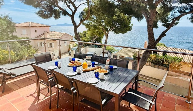 Authentic family home "La Pinède" Sea view
