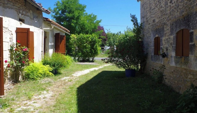 Authentic charm, ideal for cousins, but adaptable, in a quiet hamlet