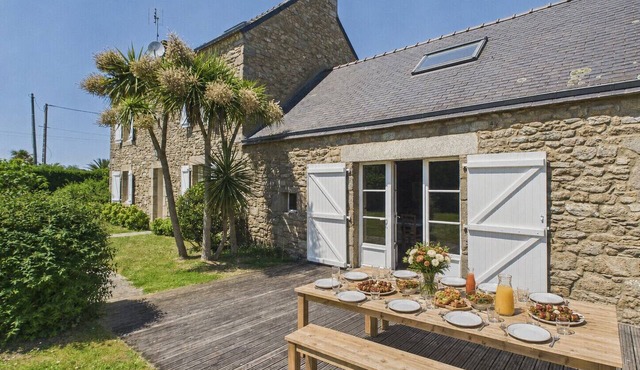 Authentic house for 11, close to the beach