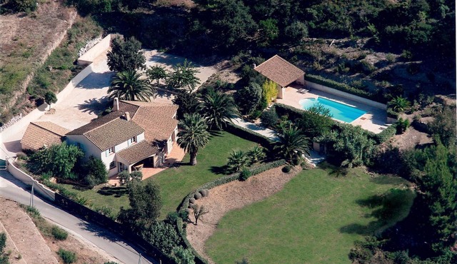 Bandol limit, 10 pers, air-conditioned bedrooms, swimming pool 11x5m, 230m2, 10min beach