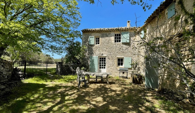 Bastide Provençale facing the Grand Luberon