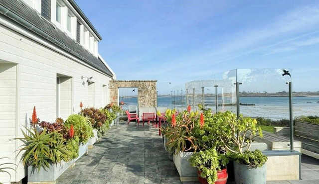 Beach house with 280-degree sea view in Kergoz