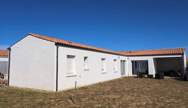 Beautiful new house close to beaches and shops