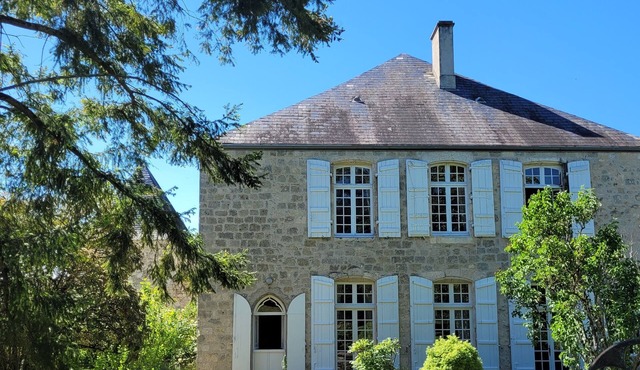 Beautiful estate with swimming pool and wooded grounds