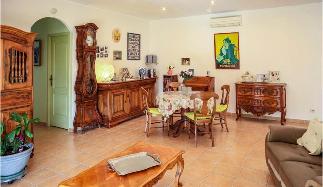 Beautiful home in lIsle-sur-la-Sorgue with 3 Bedrooms