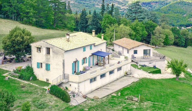 Beautiful home in Noyers-sur-Jabron with WiFi