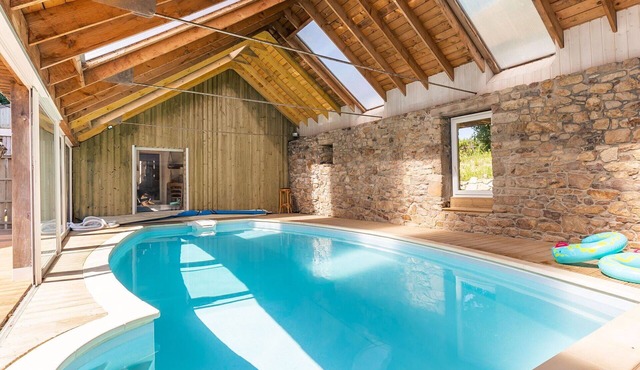 Beautiful private villa for 8 guests with WIFI, pool, terrace, pets allowed and parking