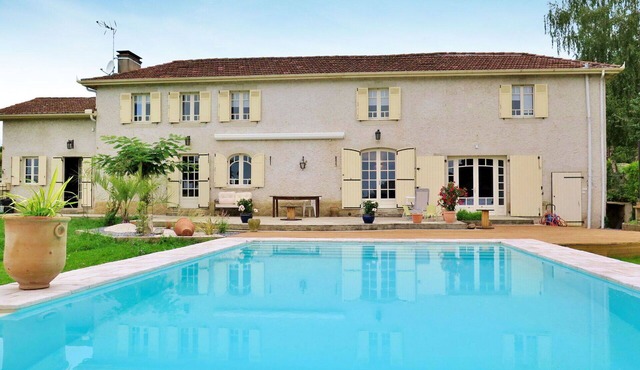 Beautiful private villa for 9 people with A/C, WIFI, private pool, TV and terrace