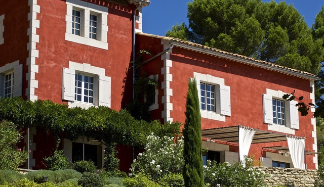 Beautiful Provencal property in the Luberon in the massive Ochre