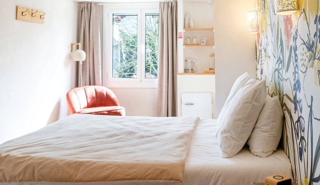 Bed and Breakfast 'Maison Perbos 1556 - Lurra' with Shared Pool, Wi-Fi and Air Conditioning