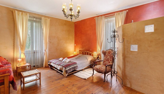 Bed and Breakfast 'Chambre Rouge' with Private Terrace, Shared Garden and Wi-Fi