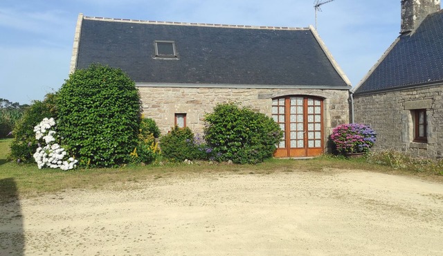 Breton house 10 minutes from the sea on the road to Pointe du Raz