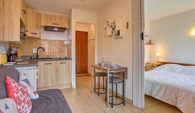Bright apartment for 2, pet-friendly, parking & WiFi