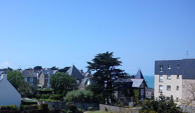 Bright duplex balcony and small sea view, 100 m from Val beach, St Malo Rothéneuf