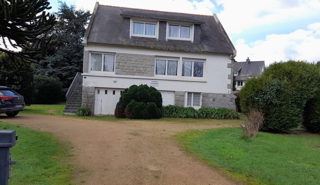 Bright house on enclosed grounds of 900m2, near the port and beach of Ploumanach