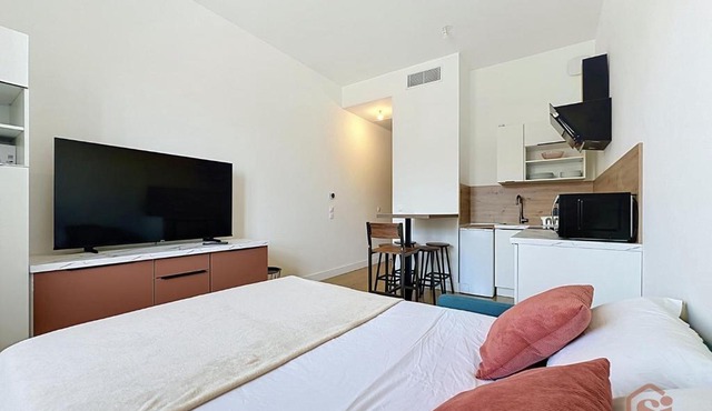 Bright Studio Flat - City Center - AirConditioning