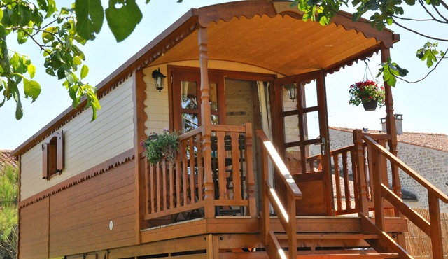 Caravan for nature lovers with year-round heated pool!
