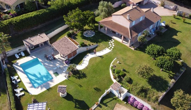 Calm and nature - 90 m² house with pool near sea and mountains