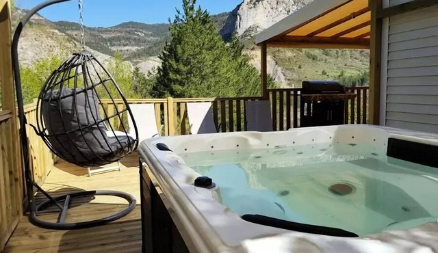Camping les Princes d'Orange* - Cottage Espace Prestige + Comfort 4 rooms 6 people Air-conditioned + Jacuzzi + TV + Plancha