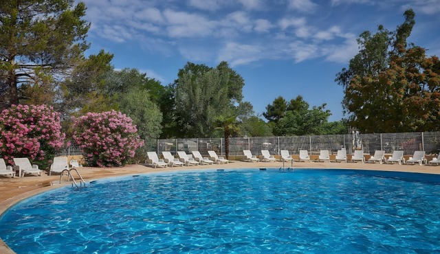 Caravan 'Mobil-home' with Shared Pool, Private Terrace and Air Conditioning