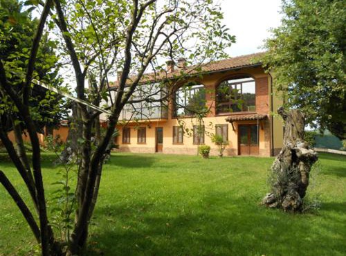 Cascina tra le vecchie vigne con piscina