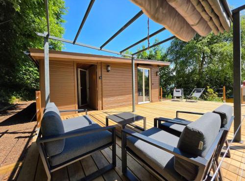 Chalet & private HOT TUB between city and mountain