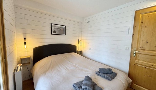 Chalet, 200m from resort center, view mountain, terrace, balcony, fireplace or stove, tv, ski locker