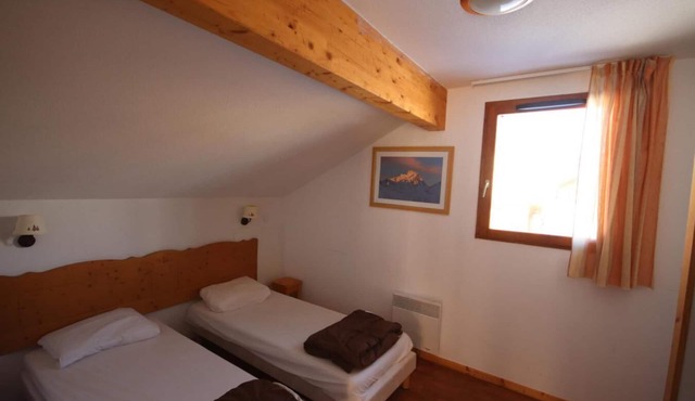 Chalet, 300m from shops, swimming pool, sauna, terrace, parking, tv, ski locker, 42m², Superdévoluy