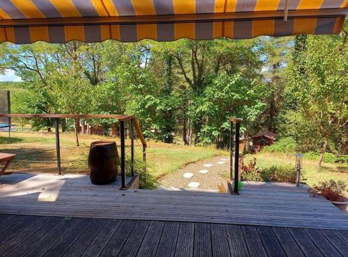 Chalet au milieu de la forêt avec lac à proximité