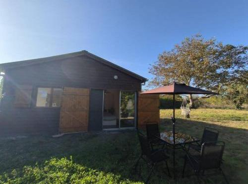 Chalet avec grand jardin Lit avec balançoire atypique