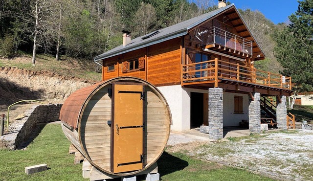 CHALET. COMFORT. BELCAIRE. PYRENEES MOUNTAIN SIDE OF A LAKE