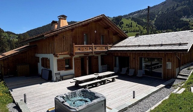 Chalet de l'Ours, at the foot of the Espace Diamant slopes, ideal for families