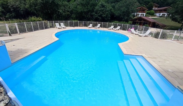 Chalet Le Roy in Mauroux – Relaxation, Nature & Family Fun!