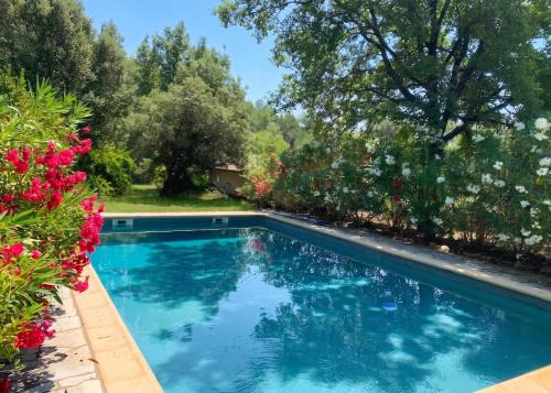 Chambre agréable avec piscine privée à Figanières
