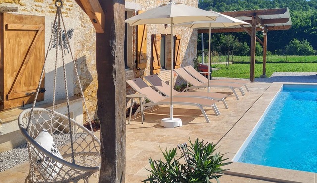 Charming gîte with private pool, fenced grounds. Dogs welcome. Quiet!