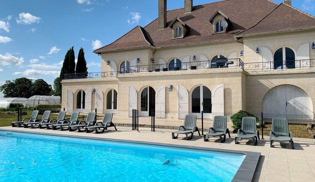 Character villa with large swimming pool in a peaceful setting 5 minutes from amenities