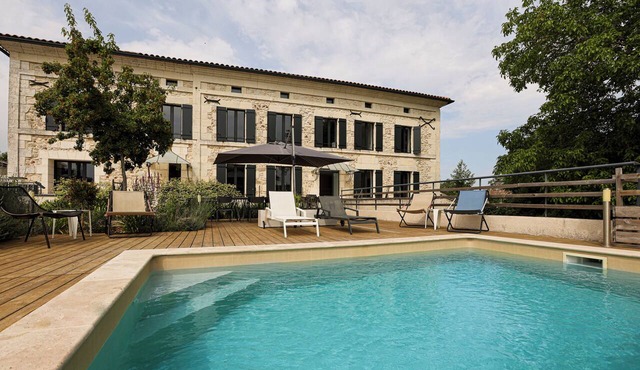 Charente-style farmhouse - Up to 15 guests - 10 beds - 5 bathrooms - On the riverbank