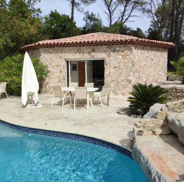 Charmant studio vue piscine idéal en couple, calme et détente assurés