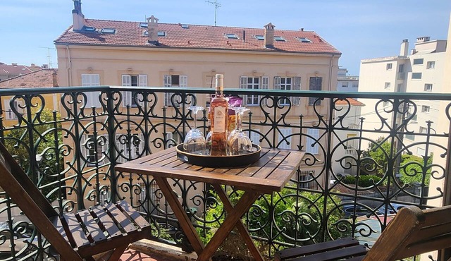 Charming 100m² in the heart of the old town/10min Croisette & Beach. Air-conditioned