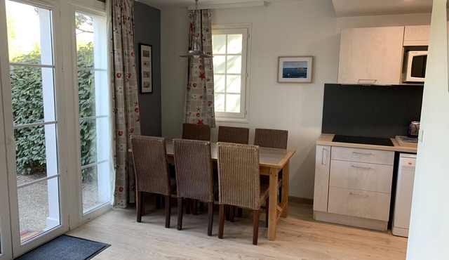 Charming 2-Bed House with Terrace Near Beach and Golf