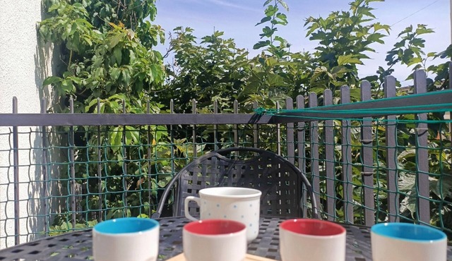 Charming 2BR apt with AC, 170m from beach, sleeps 6, parking