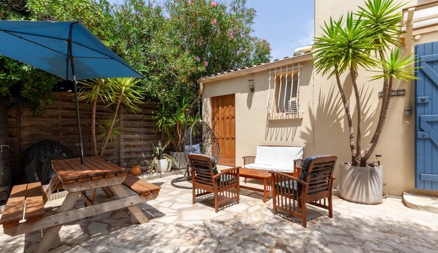 Charming 64 m² House with Large Pool and Palm Trees