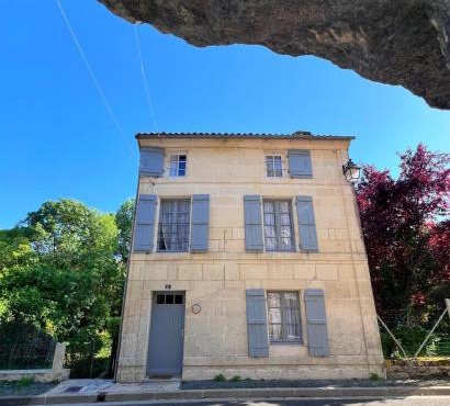 Charming 90m2 House with Terrace & Garden View in Saint Savinien