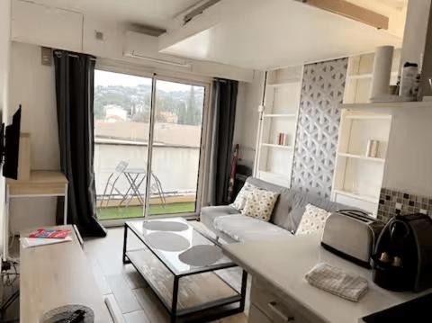 Charming and peaceful studio in the heart of Cannes near the beach, train station & Palais des Festivals