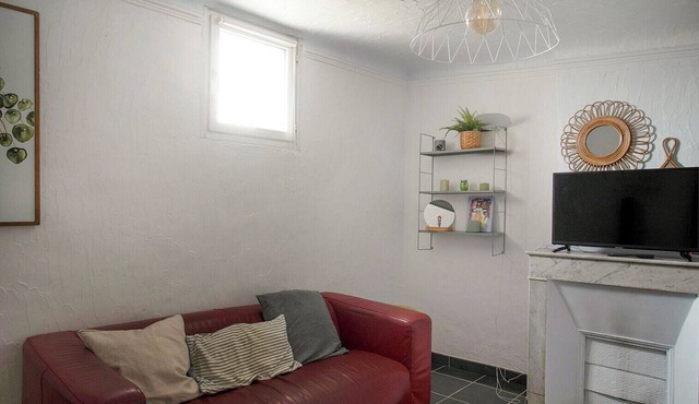 Charming apt for 2, heart of the 6th
