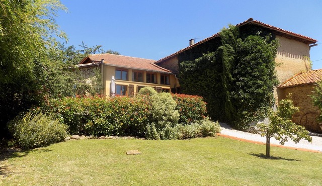 Charming C19th converted farmhouse with large pool in unspoilt lower Gascony