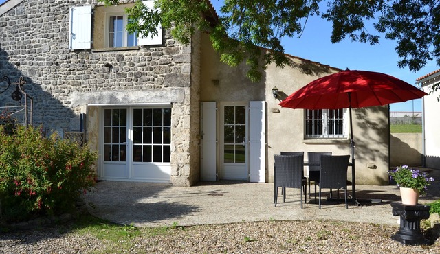 charming cottage near La Rochelle, heated salt pool