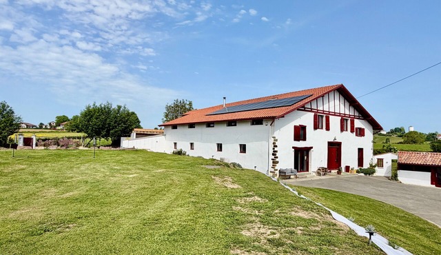 Charming Country Cottage – Vacation Rental for 12 Guests