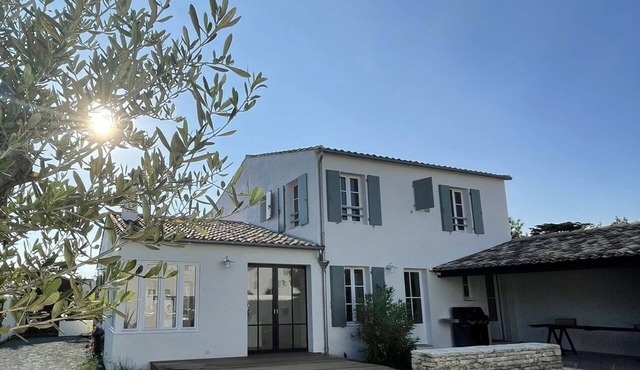 Charming family villa 2 min walk from the beach !