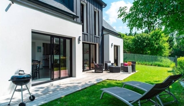 Charming family villa 400 m from Tréz beach